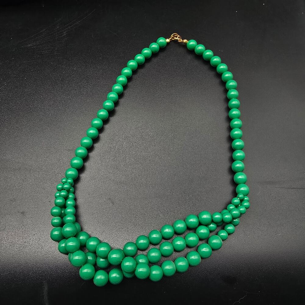 Green Twisted Beaded Necklace Vintage Costume Jewelry Acrylic Plastic - Picture 4 of 5